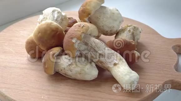 蘑菇，清理桌子上的杂物