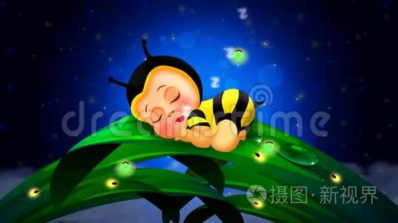 可爱的婴儿蜜蜂卡通在树叶上睡觉，美丽的萤火虫在夜空中，循环视频背景放置婴儿