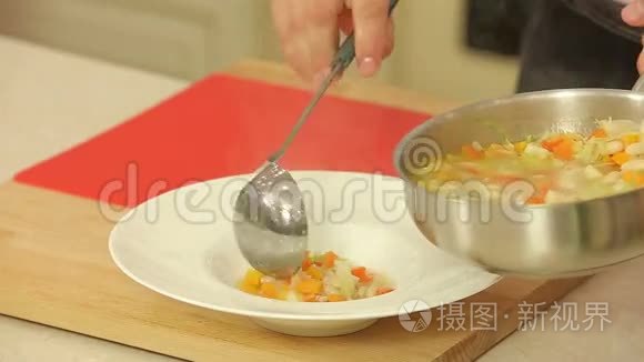 用豆子和蔬菜汤