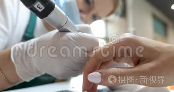 师傅用一台电动机器去除指甲油视频