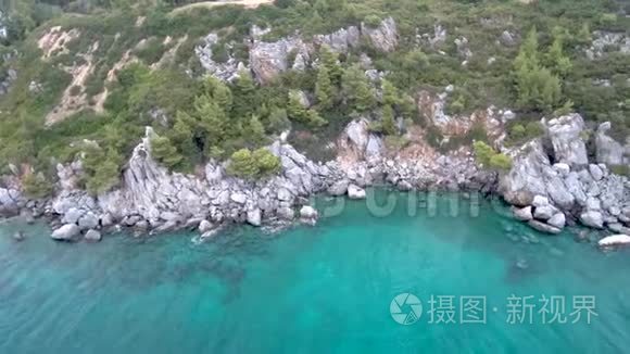 希腊阿吉亚帕拉斯凯维·哈尔基迪基地区绿松石水晶海中陡峭岩石的空中景观，无人驾驶飞机循环移动