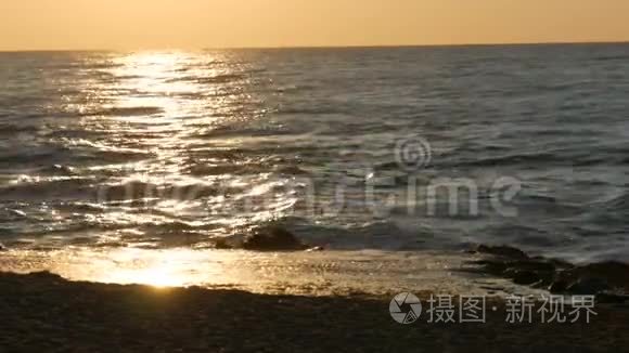 海上日出的画面。 美丽的巨浪撞击在保加利亚黑海岩石海岸