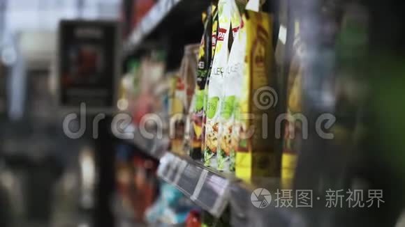 超市货架上有梅奥和其他商品视频