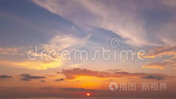 美丽的大自然和云彩在天空中穿越夕阳的黄昏时间。