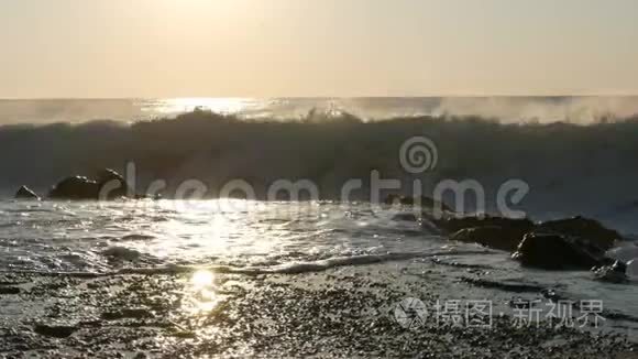 海上日出的画面。 美丽的巨浪撞击在保加利亚黑海岩石海岸