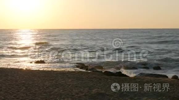 海上日出的画面。 美丽的巨浪撞击在保加利亚黑海岩石海岸