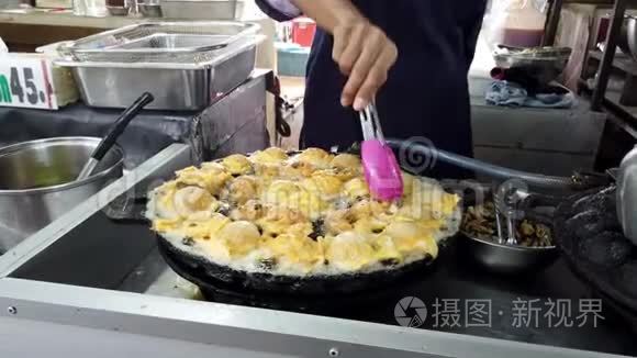 厨师在市场上品尝奶酪酱牡蛎视频