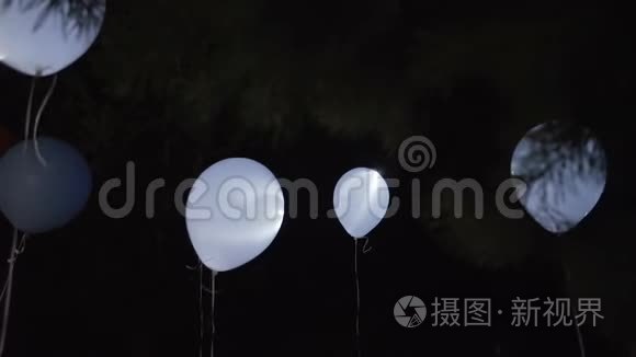 夜空中飞舞的气球视频