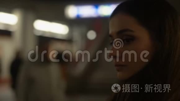 年轻迷人的女士在地铁等火车，日常生活，大城市生活