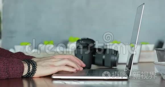 男性用手电脑工作视频