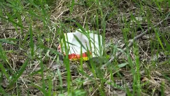 草地上产品的塑料包装视频
