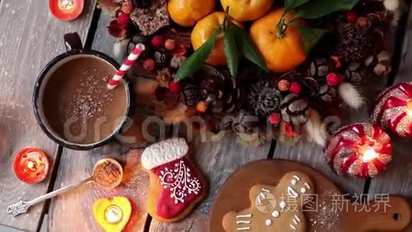 木制桌子上的圣诞自制姜饼饼干