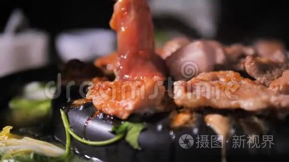人们用筷子做饭、捡猪肉、翻猪肉，在火锅上用深色和谷物的方法迎接韩国烧烤