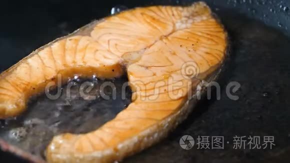 在热锅中进行特写镜头烹饪和烤三文鱼牛排，食物健康