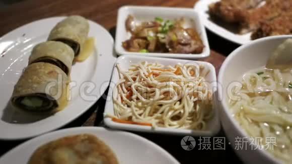 人们在餐桌上吃食物的时间流逝视频