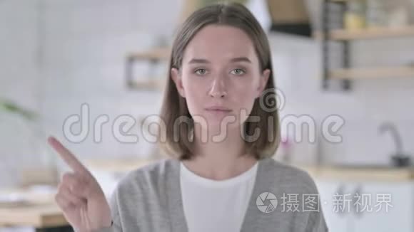 青年妇女用手指签名说不的肖像视频