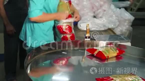 工人把面袋装在塑料容器里视频