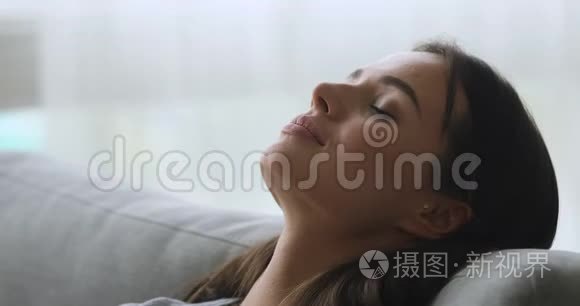 健康的年轻女性深呼吸新鲜空气视频