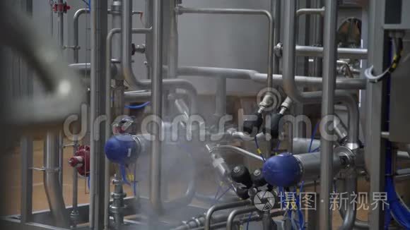 现代乳品厂不锈钢温控阀门及管道.. 乳品厂的设备。