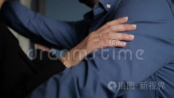 那位女士把手放在男人肩膀上