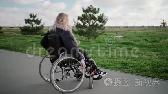 坐在轮椅上快乐的残疾妇女