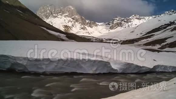 日落时分在山上。 河流在冰川旁边流动