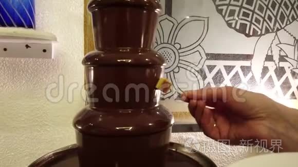 巧克力喷泉蘸着菠萝块视频