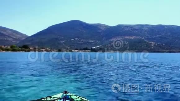 希腊科林斯湾平静的独木舟视频
