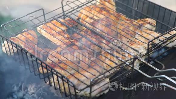 在炭烧烤炉上准备鸡翅视频