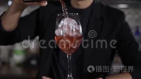 酒从瓶子里倒进酒吧的玻璃杯视频