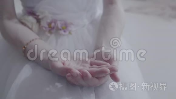 女性手掌中的宝石视频