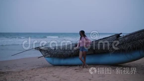 在海洋上的小船附近的女孩视频