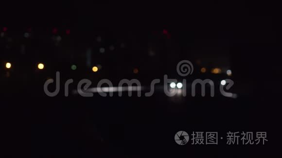 城市灯光和汽车驾驶。 夜路，过往车辆..