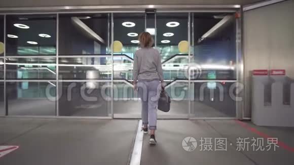 女旅客核对登机牌机票及航班时刻表信息