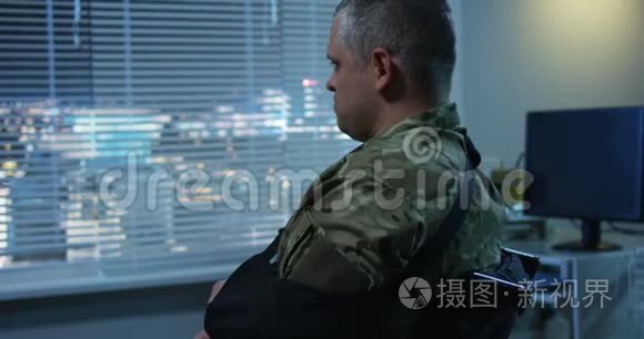 士兵们在医院探望他们的同伴