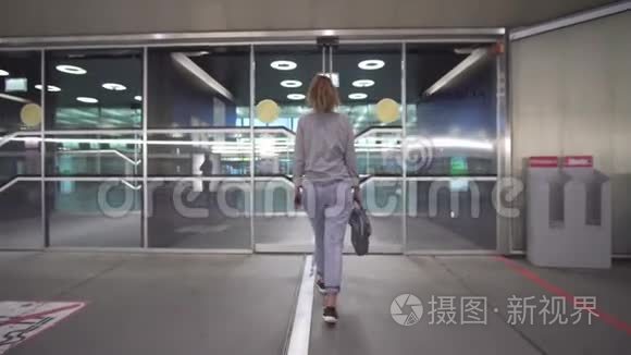 女旅客核对登机牌机票及航班时刻表信息