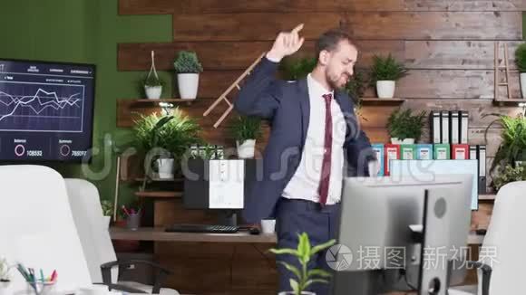 快乐的企业员工独自在办公室跳舞