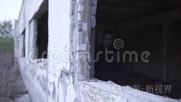 年轻的金发女孩在被遗弃的废墟残窗洞。 世界末日后的斯托克