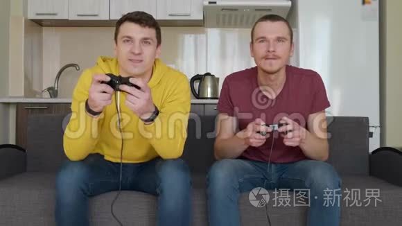 两个人热情地玩电子游戏视频
