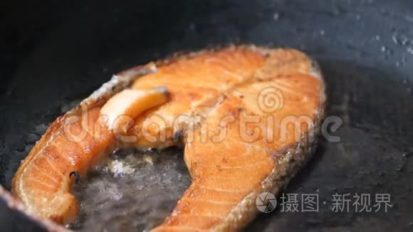 在热锅中进行特写镜头烹饪和烤三文鱼牛排，食物健康