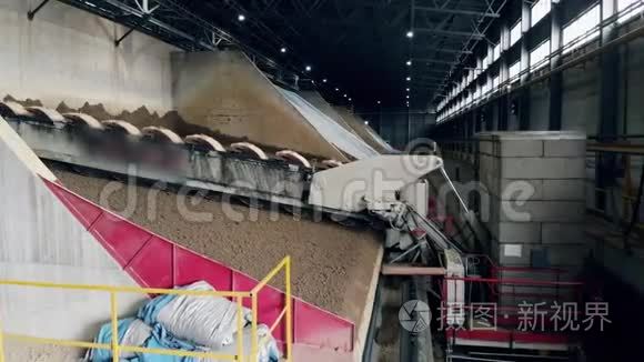 工业设备正在加工粘土材料视频