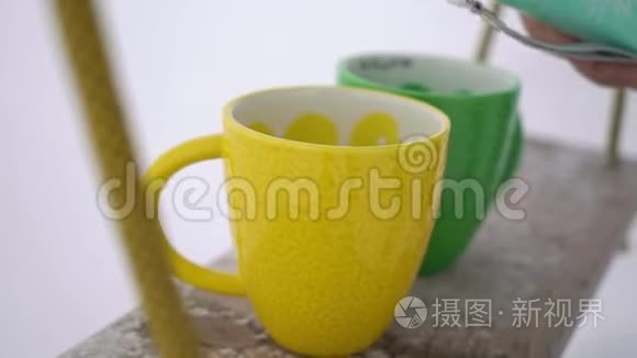 从热水瓶里往杯子里倒茶视频