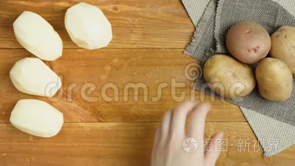 在木板上制作土豆的视频视频