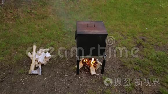 传统的在铁烟屋里吸鱼的方法视频