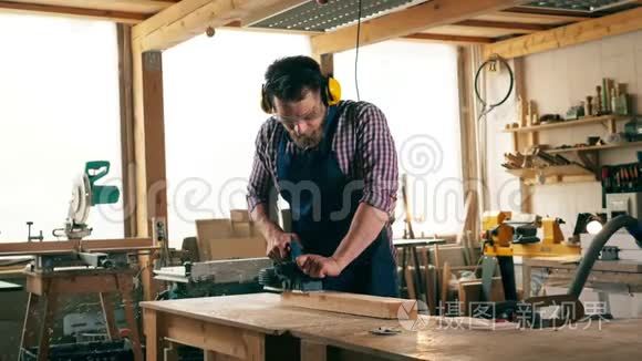 工匠正在用锯木机缓慢地切割木材