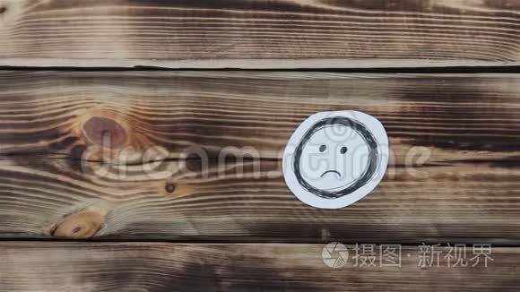 在木头上画了悲伤的微笑素描视频
