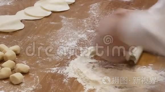 人们在面团包饺子之前揉搓面团的动作