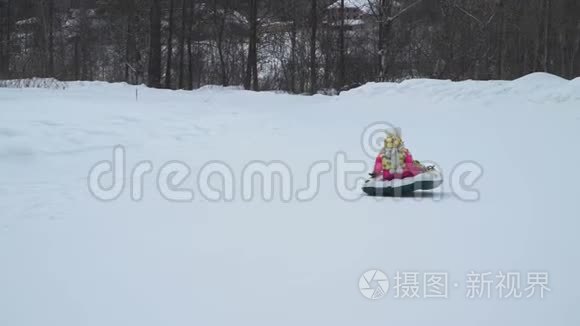 小女孩骑在西伯利亚的雪橇上视频