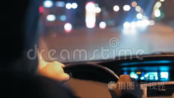 夜城汽车方向盘上人的特写视频