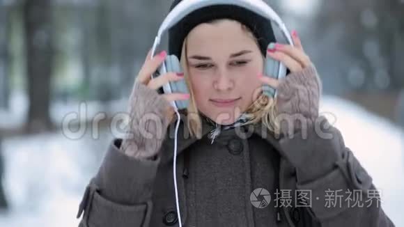 冬城听音乐戴耳机的女人视频